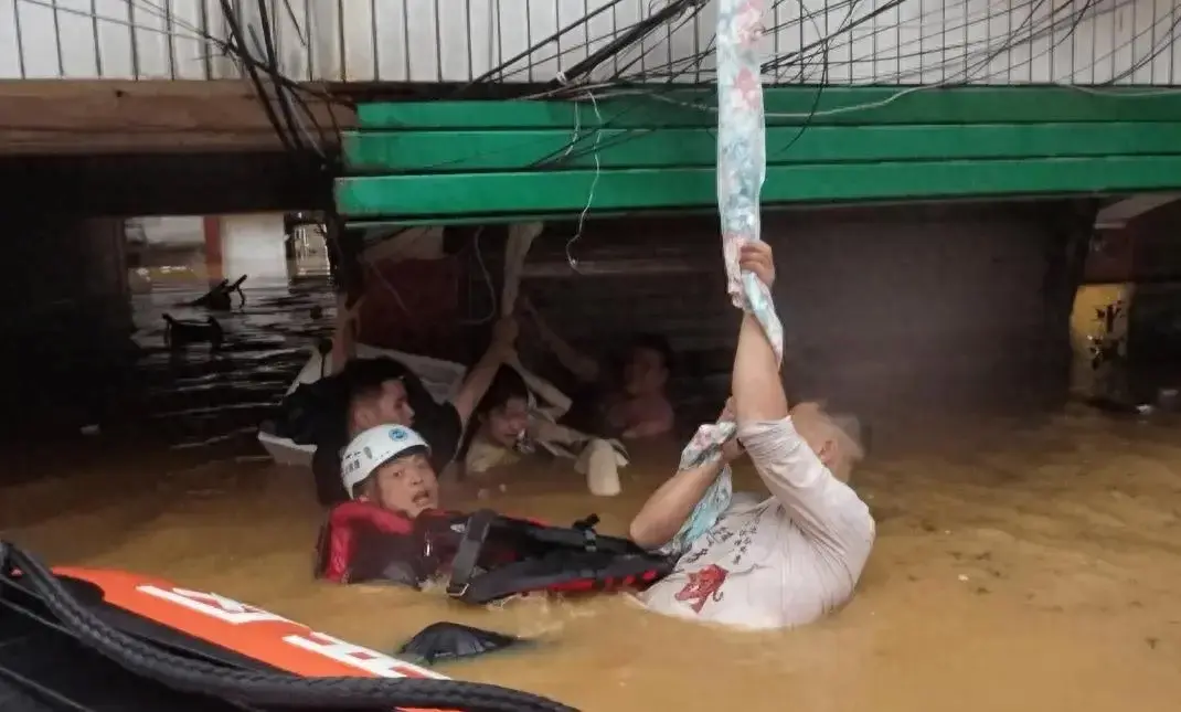 受强降雨袭击，三男子洪水中托举孕妇三个小时，互助生存感人至深-云上资源整合网