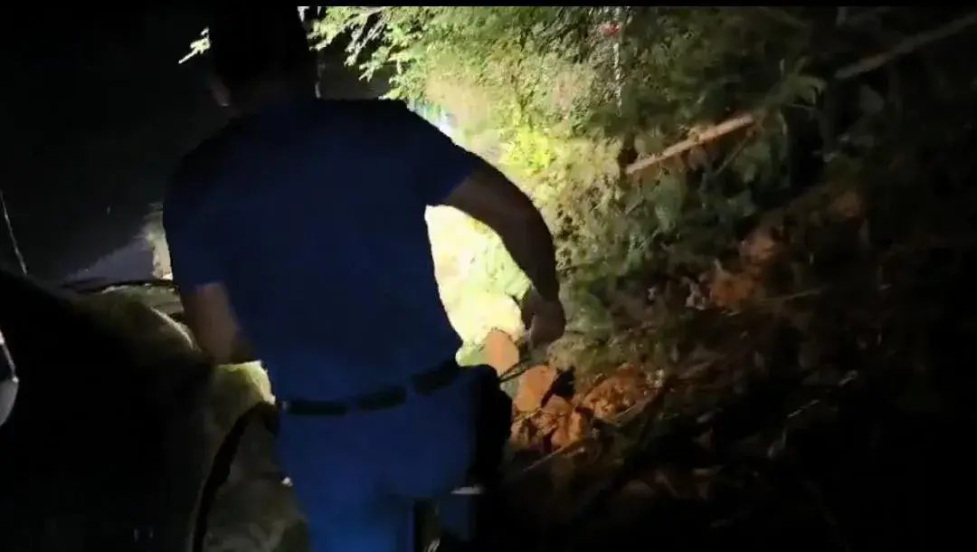 洪水救妻子_三男子洪水中托举孕妇直至被救_洪水被救女孩