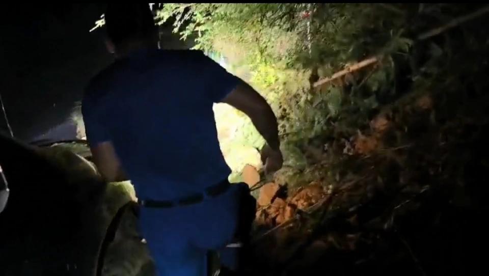 三男子洪水中托举孕妇直至被救_洪水中救人的白衣男子_男子洪水救母亲