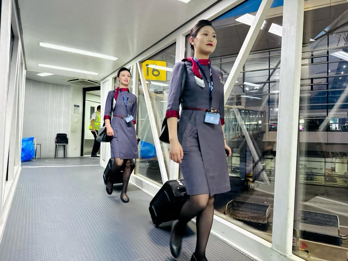 上班不用穿高跟鞋？湖南航空取消乘务员着高跟鞋执行航班，同行都羡慕哭了-云上资源整合网