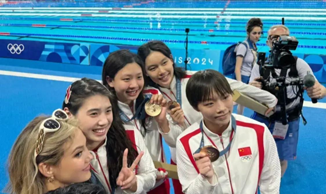 谷爱凌在巴黎奥运的精彩瞬间：友谊、时尚与家庭的交响曲-云上资源整合网