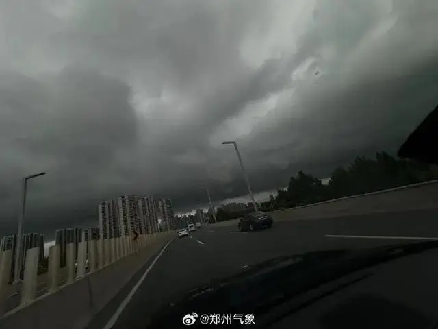 郑州突降暴雨！城市被乌云压顶，市民朋友圈被天气大片刷屏-云上资源整合网
